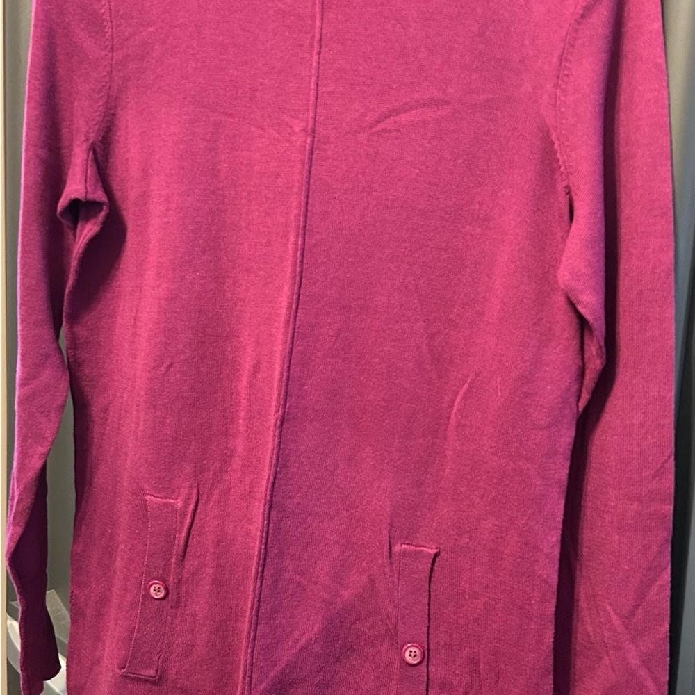 Daisy Fuentes lightweight sweater. NET great condition.